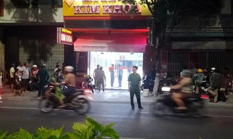 Chủ tiệm vàng ở Cam Ranh kể lại thời điểm đôi nam nữ cầm súng uy hiếp cướp tài sản