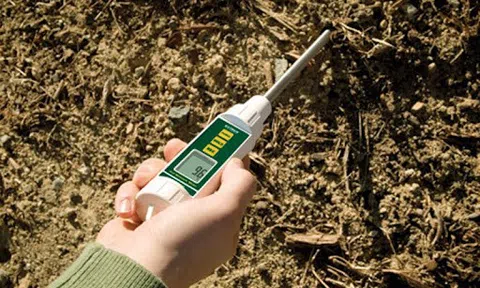 Máy đo độ ẩm đất - Thiết bị đồng hành cùng nông dân nâng cao hiệu quả sản xuất