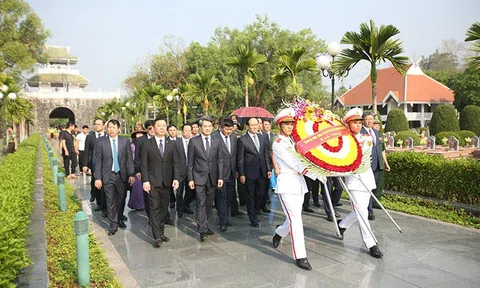 Đoàn đại biểu thành phố Hà Nội dâng hương tưởng niệm các anh hùng liệt sĩ tại tỉnh Điện Biên