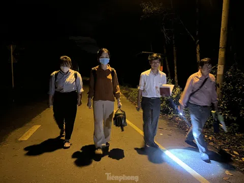 Nhân viên y tế lấy thân 'làm mồi' nhử muỗi trong đêm