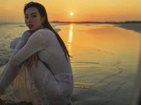 Hoa hậu Thùy Tiên phô diễn sắc vóc nóng bỏng