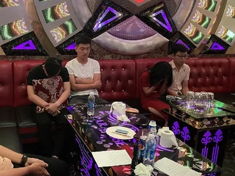Quảng Nam: Bắt dàn "hotgirl" ăn mặc khêu gợi cùng nam giới phê ma túy trong quán karaoke