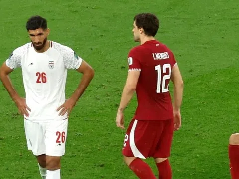 Qatar vào chung kết Asian Cup sau trận cầu có 17 phút bù giờ