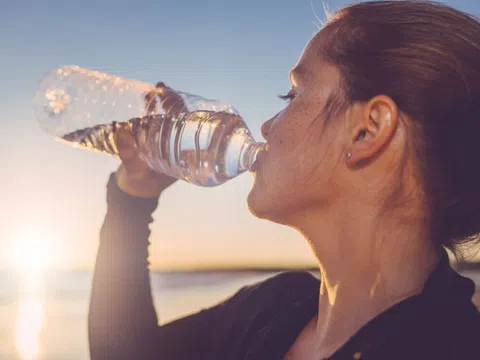 2 sai lầm khi uống nước khiến tim, thận "kiệt quệ": Nhiều người vẫn làm vào ngày nắng nóng