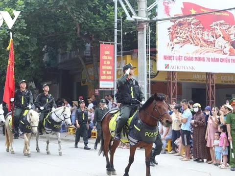 Cảnh diễu binh, diễu hành của lực lượng Công an Điện Biên thu hút công chúng