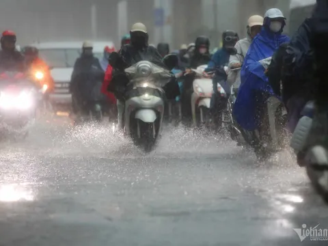 Mưa lớn sáng nay tại Hà Nội, ngập lụt và tắc đường khiến người dân khốn đốn