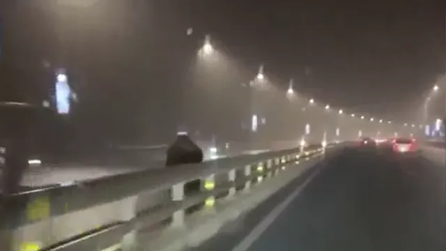 Video: Hãi hùng cảnh xe máy chạy ngược chiều trên cầu Nhật Tân giữa đêm mưa