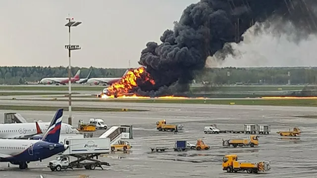 Clip: Khoảnh khắc kinh hoàng bên trong máy bay Sukhoi 100 bốc cháy tại Nga