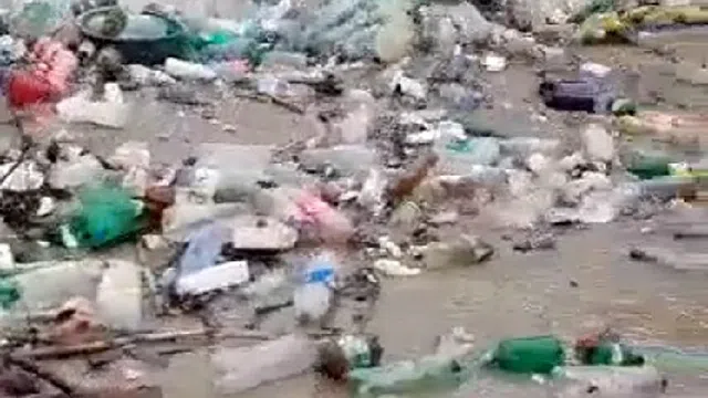 Clip: Cận cảnh cơn lũ rác thải chảy cuồn cuộn ở Romania