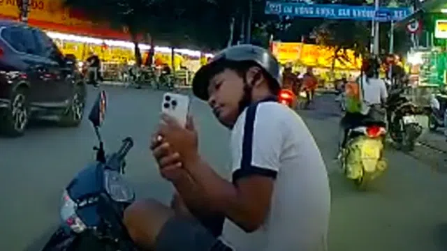 'Chí Phèo' chặn đầu ô tô quay phim, chụp hình gây phẫn nộ