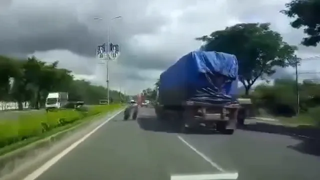 VIDEO: Khiếp vía xe đầu kéo văng 2 bánh khi chạy trên quốc lộ