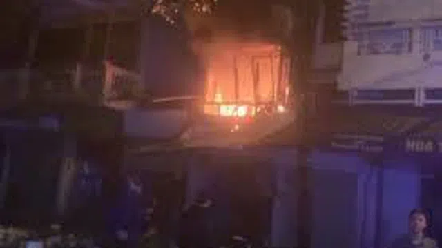 Lực lượng PCCC nỗ lực dập lửa vụ cháy 4 người chết ở Hàng Lược